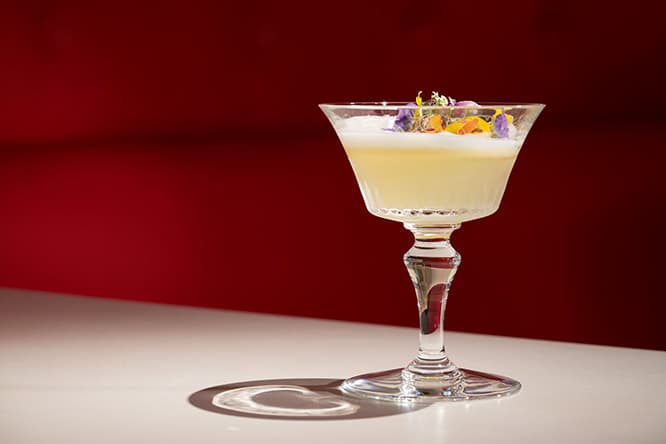〈バカラ〉の世界を体感できる世界初のバー〈B bar〉で15周年フェア開催！