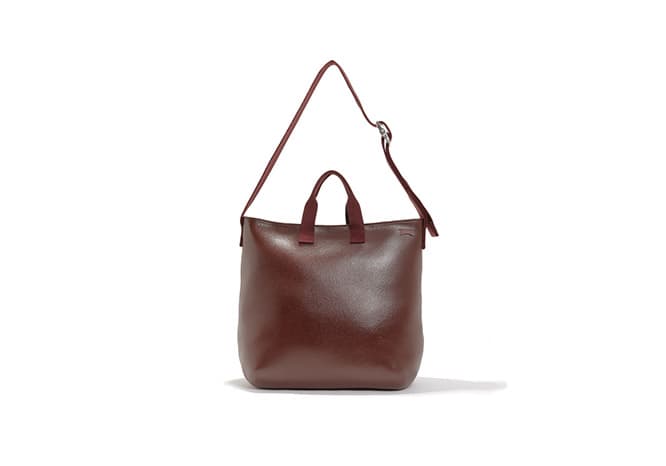 トートショルダーバッグ　29,000円 幅43cm×高さ38cm×奥行き21cm。
