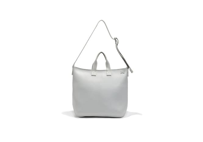トートショルダーバッグ　29,000円 幅43cm×高さ38cm×奥行き21cm。