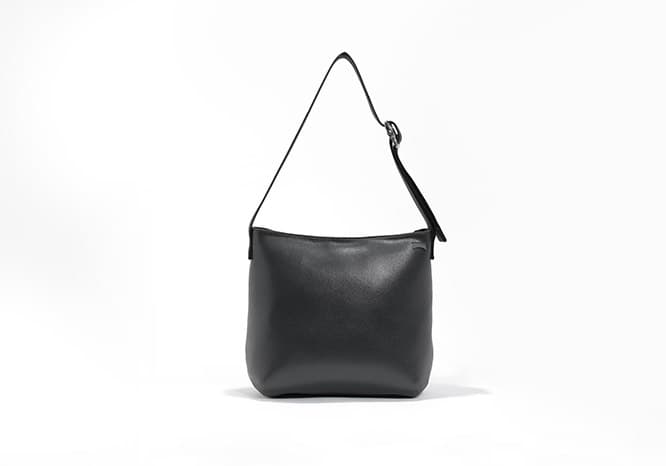 ショルダーバッグ　26,000円 幅41cm×高さ32cm×奥行き１8cm。