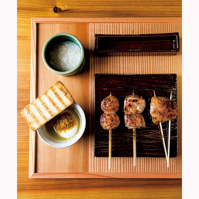 串物（写真の料理は5,800円のコースの一例）。右から手羽先、かしわ、つくね。鶏粥やポーチドエッグ"シャツを着た卵"など一品料理も。