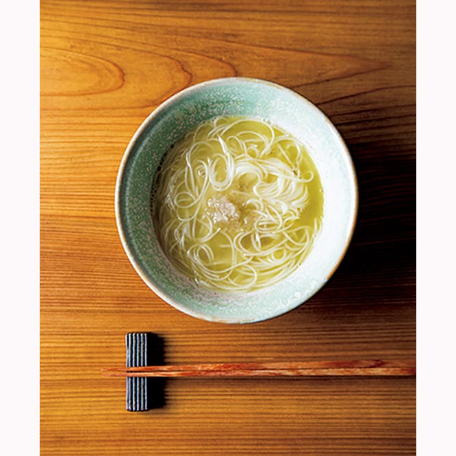 鶏スープの味に心がなごむ柔麺。