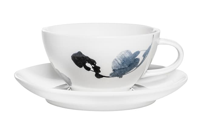 ウスバ コーヒー／ティーカップ 0.25l 4,104円、ソーサー15.5cm 2,700円。ラップランドの草花が描かれた人気の絵柄。