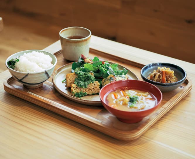お昼はおばんざい形式のワンプレートランチ。腹八分目定食1,150円。