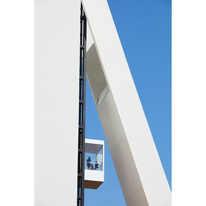 むき出しになった展望エレベーターをトーレの南側に設置。建物の支柱のように見える斜めのストラクチャーのなかを通り抜ける。