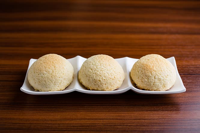 「ベイクド チャーシューバオ」3個580円。サクサク、軽やかなメロンパン生地。