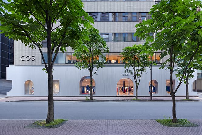 ラグジュアリー・ブランドがひしめく銀座マロニエ通りにオープンした〈コス銀座店〉。