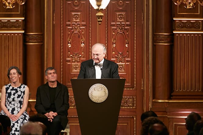 審査委員長、グレン・マーカットはRCRアーキテクツの建築を「静と動、聖と俗とがバランスをもって溶け合い、人の心を離さない。人が互いに関わり合うプロセスや人間の精神を賛美する。新しいものと伝統、内部と外部とがからみあい、寛容かつ開放的」と評した。The Hyatt Foundation /Pritzker Architecture Prize