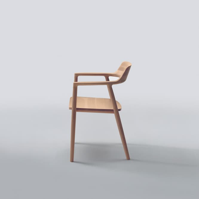 Hiroshima Arm Chair, Maruni, Japan, 2008. photo_Yoneo Kawabe (page 19) 
〈マルニ木工〉を代表するアームチェア《Hiroshima》。2008年より発売。背からアームに向けてのゆるやかなカーブが美しい。