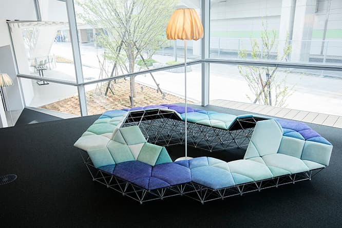 エーアイラボオオタが作ったベンチ。座面は自動車のシートを張る技術を応用した。