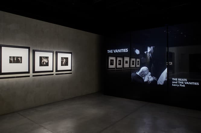 『THE VANITIES』の展示では、ハリウッドパーティーの世界へ。