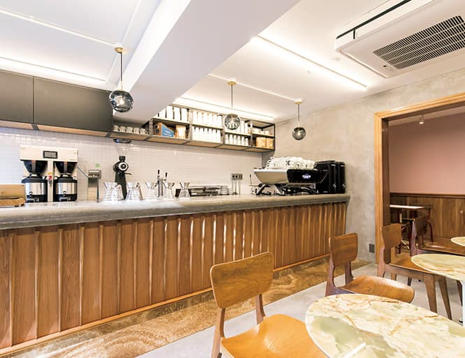 ヴィンテージ家具が並ぶ店内。
