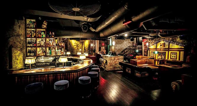 1883年竣工という歴史ある建物の元・機械室をリノベした。壁も当時のもの。カクテルは16ドル。全110席。