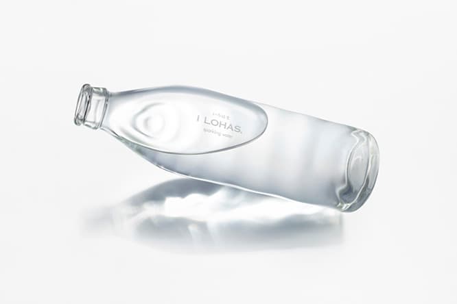 《い・ろ・は・す グラススパークリングウォーター》300ml OWBボトル メーカー希望小売価格150円。