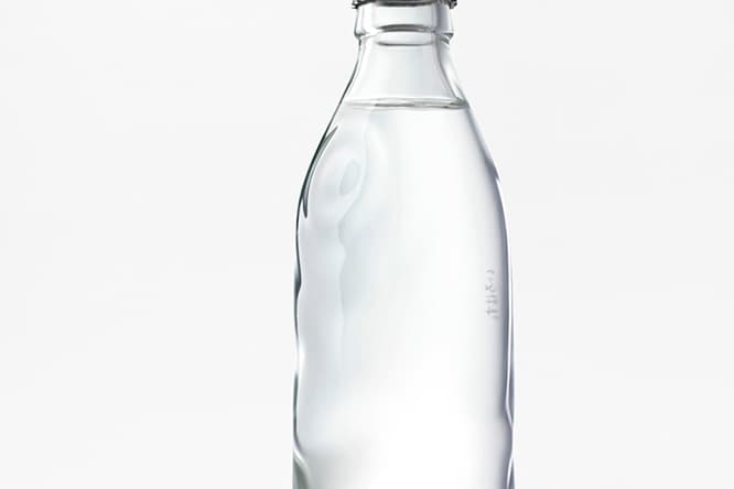 〈nendo〉が炭酸水のグラスボトルをデザイン。