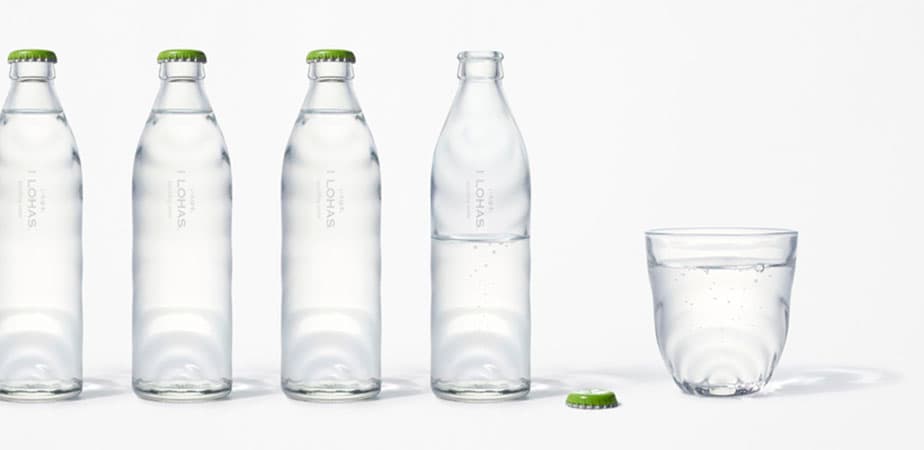 〈nendo〉が炭酸水のグラスボトルをデザイン。