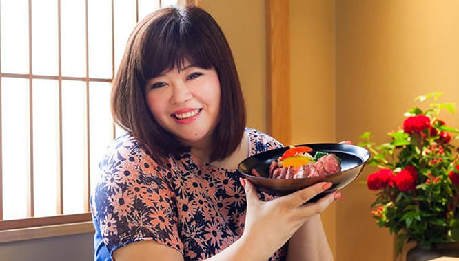 ライザップ通いを決意した頃の写真。カメラマンに写真修正を強要するも全身パンパン。今年の夏こそは痩せてノースリーブ着ます！