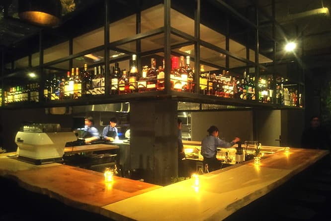 4月にオープンした〈NARISAWA〉成澤由浩シェフのバー〈BEES BAR by NARISAWA〉。取材では成澤シェフのご厚意に甘えて、シグネチャーカクテルから酵素ジュースまで堪能させていただきました。“日本の里山” をテーマにした空間は毎日通いたくなるほど素敵。