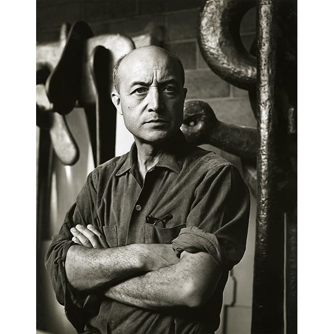 イサム・ノグチのポートレイト　(c) The Isamu Noguchi Foundation and Garden Museum, New York / Artist Rights Society [ARS] - JASPAR. Photo by Jack Mitchell. 