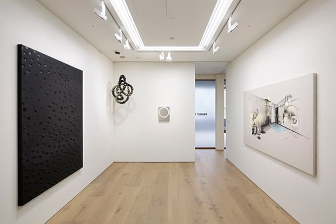 ギャラリー奥のサロンは展示室やプライベートな個室として使用できる。オープニング時はピエール・スラージュに加えて村上隆、ジャン＝ミシェル オトニエル、タチアナ・トゥルーヴェの作品が展示されていた。
