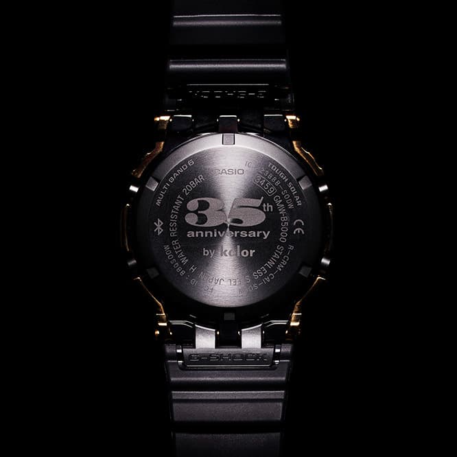 裏には〈G-SHOCK〉誕生35周年を記念したロゴが刻印されている。