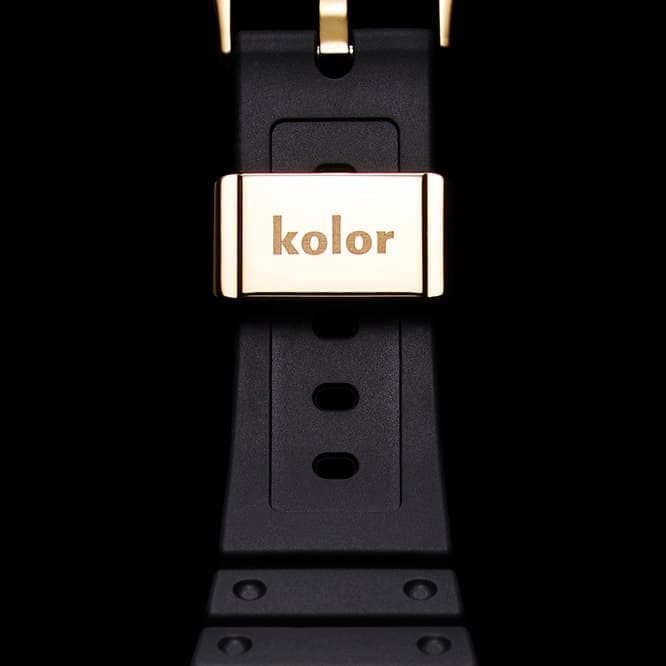 バンドを留める遊環には〈kolor〉 のロゴ。