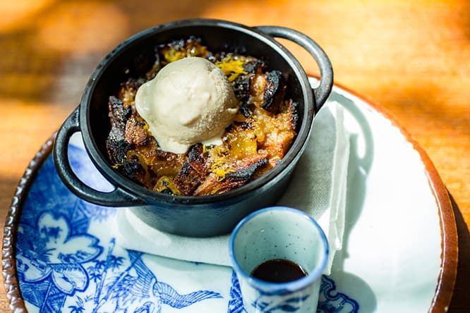 甘夏など、季節のフルーツが使われる「アツアツ パンペルデュ＋富士酢と美味しいアイスクリーム」700円。まず、そのままで、次に富士酢と三河みりんでつくったソースをかけて、最後に別添えのアイスクリームを乗せてと、3つに段階を分けて味わうのがおすすめ。