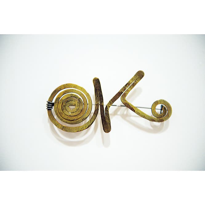 アクセサリーも展示。オキーフの頭文字「OK」ブローチは友人アレキサンダー・カルダーが制作し、プレゼント。