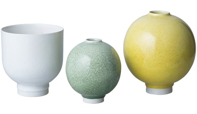 アナス・アーホイによる、カラフルな釉薬使いの花器。