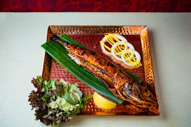「まるごとタンドール サバ」1,680円。マサラでマリネしてから、タンドール窯で焼いたサバは香ばしく、かなりスパイシー。