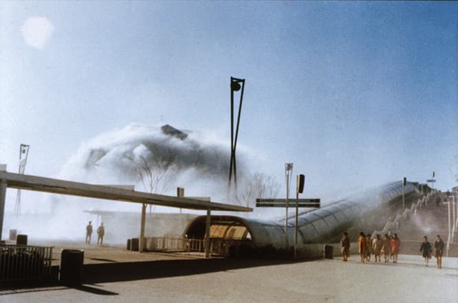 大阪万博ペプシ館 1970年、大阪。初めての霧のアートが幻想的な光景を作り出した。 Photo_Fujiko Nakaya
