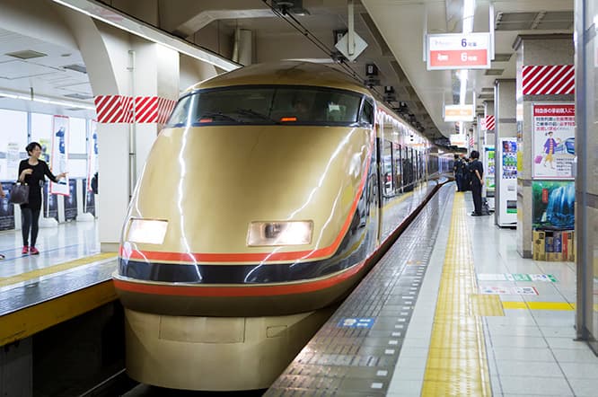 浅草駅のホームに滑り込むスペーシア。日光二社一寺の代表建造物をイメージした、「荘厳な金色」「重厚な黒」「鮮やかな朱色」の配色。