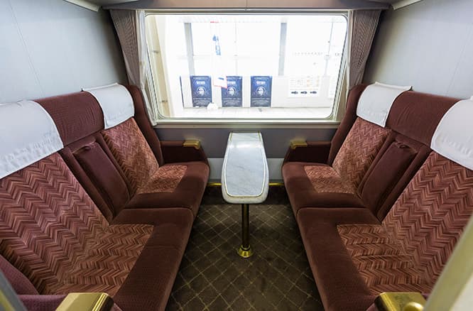 通常、6車両のうちコンパートメントルームは1車両で、全6室。ゆったりとしていてクラシックホテルのような雰囲気。