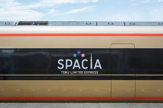 スペーシア側面のデザイン。SPACIAの “I” がスカイツリーを表し、3つの星は、「浅草」「東京スカイツリータウン」「日光」を表現。