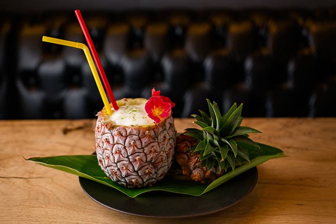 石垣島産ピーチパインを使った「1個まるごとピーチパインのピニャコラーダ」2,500円（以下、すべて税込）。ホワイトラム、ココナッツミルク、兵庫産ライムの風味。