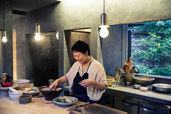 キッチンの後ろにはこれから「料理にも使える果樹を植えていきたい」という庭。4人の場合のディナーはカウンターに座ることも可能で、船越さんとの会話にも心弾む。手際よく、料理が仕上げられる様子を目の前で見るのもまた贅沢。