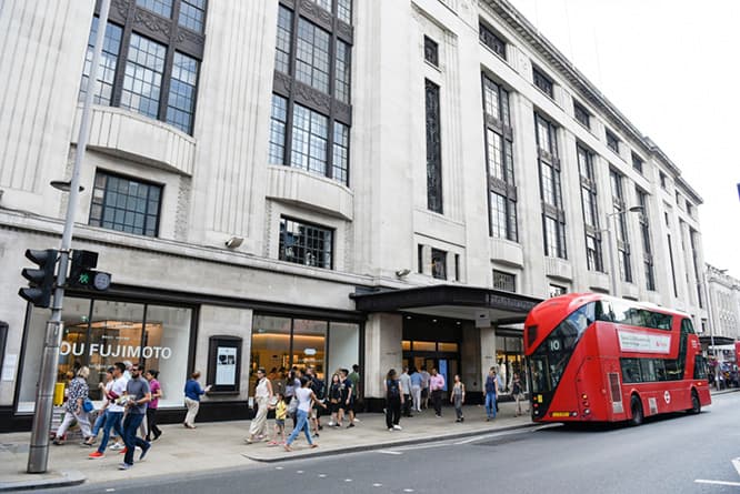 アール・デコ期に建てられた元デパートのビルの一角の３フロアをリノベーション。地下鉄 High Street Kensington駅のすぐそば。