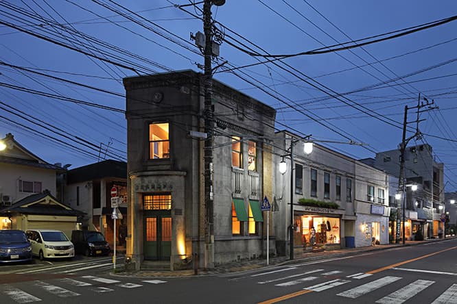 〈THE BLANK〉外観。1Fはバー〈THE BANK〉。photo_Kozo Takayama