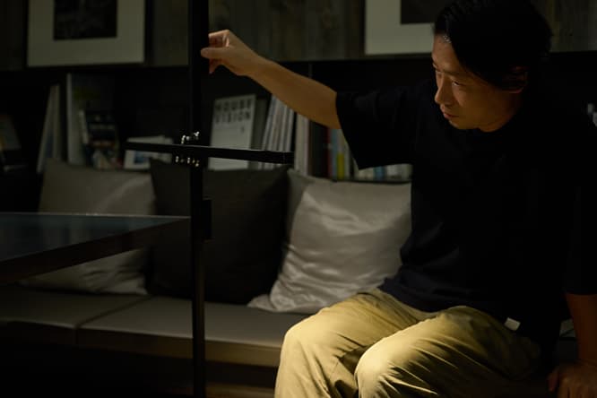《CSYS》の滑らかな動きに感心する谷尻さん。光源の位置を低くして間接照明のように使ったりと、さまざまな使い方ができる。