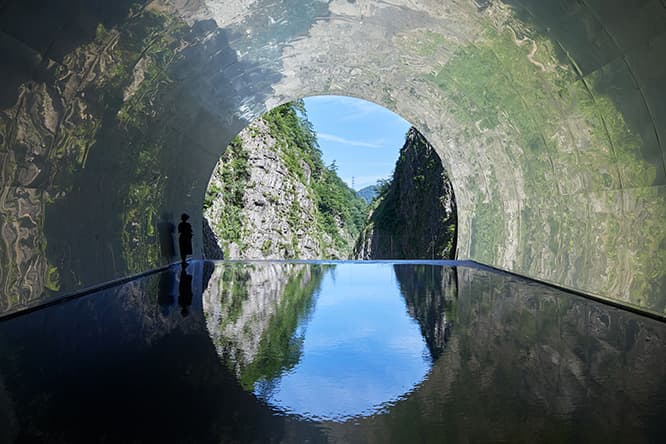 〈清津峡渓谷トンネル〉にマ・ヤンソン率いるMADアーキテクツが作った《ライトケーブ》。先端まで行くと六角形の結晶になった岩や渓谷がよく見える。