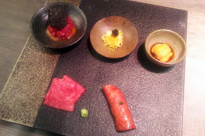 新しくオープンした銀座のお店では銀座限定コースが。生肉好きにはたまらない、刺身盛りには握りやユッケも。〈USHIGORO S. Ginza〉東京都中央区銀座7-7-7 ADC BUILDING 6F http://ushigoro-s.com/