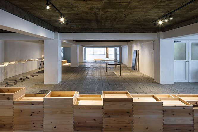 7月に〈DESIGN小石川〉で行われた〈aemono〉の展示会では、製品化された3アイテムと試作段階の2アイテムを展示。5人のデザイナーたちのトークイベントも開催された。　photo_Takumi Ota