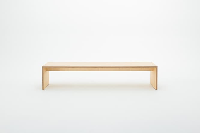 特注家具の製作会社〈イノウエインダストリィズ〉が製造する坂本一成の《BENCH 2016》には「なんでもない美しさ」がある。135,000円。
