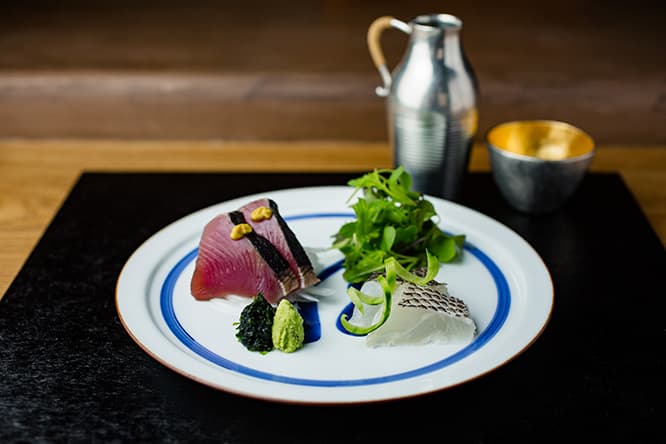 料理はすべてコース10,000円より。カツオとメイチダイの「おつくり」。