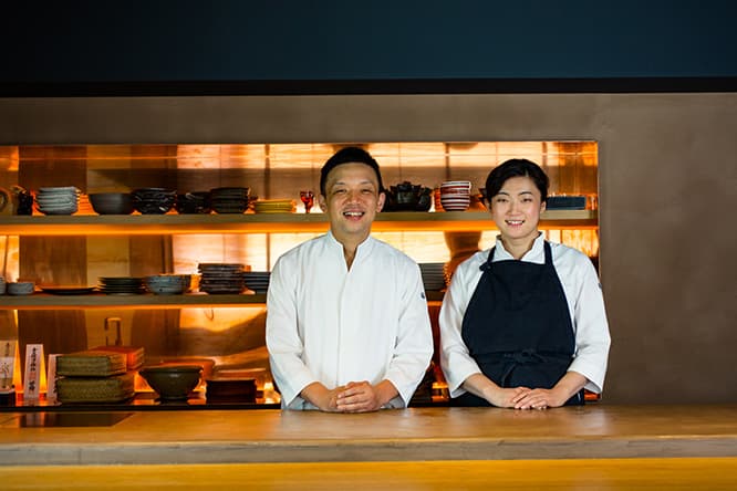 店主、林亮平と女将、紗里夫妻。グラフィックデザイナーの経歴を持つ女将が店のロゴやマーク、ホームページなども手がけた。