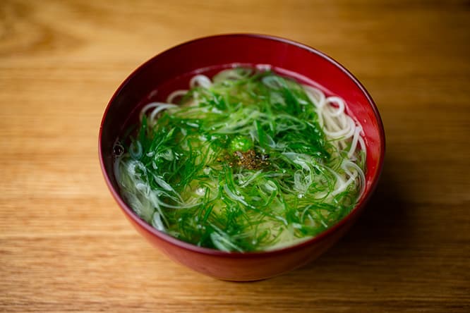九条ネギたっぷり、小豆島の素麺を使った「いりこだしにゅうめん」。