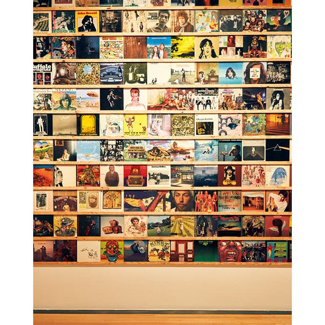 〜1977
Record Jackets
最初の部屋には奈良所有のレコードを展示。パンクに出会う以前に集めた324枚が並ぶ。「このジャケットが自分にとってひとつの画集でした」という直筆のメッセージも。