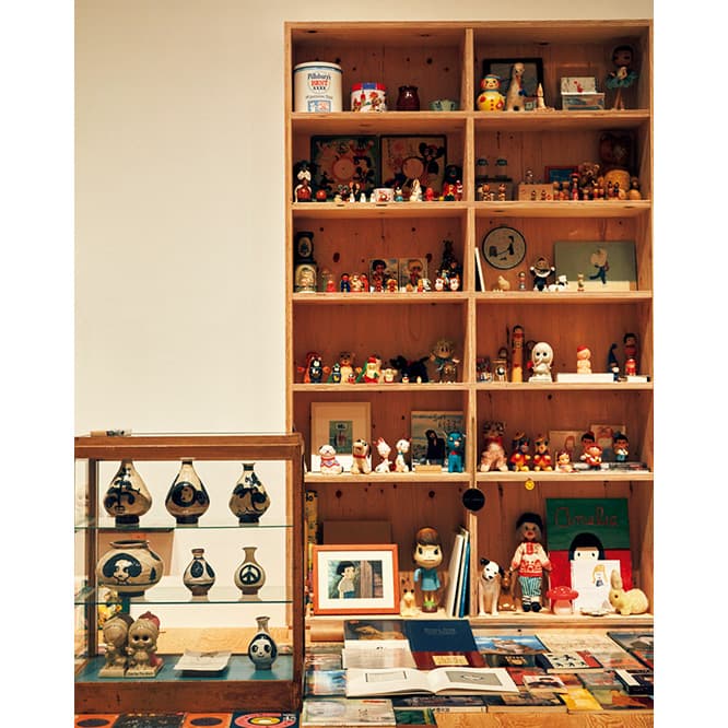 〜1980
Books &amp; Things
レコードの対面には奈良が子供の頃に読んでいた絵本や学生時代に影響を受けた本を展示。アトリエの棚をほぼ再現し、こけしや雑貨など奈良が好きなものが置かれている。