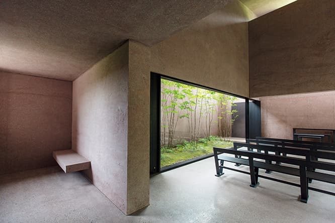 天窓から差し込む光の変化を感じることができます礼拝堂。宗派を問わない純粋な祈りの場ですとか。