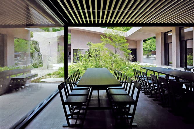 休憩棟内のビジターズラウンジ家具など調度品もすべてチッパーフィールドさまのオリジナルデザインですの。